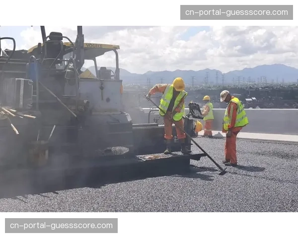 “根特-韦弗尔海姆赛道维护完成,关键爬坡路段铺设新沥青” “根特-韦弗尔海姆赛道维护完成,关键爬坡路段铺设新沥青”